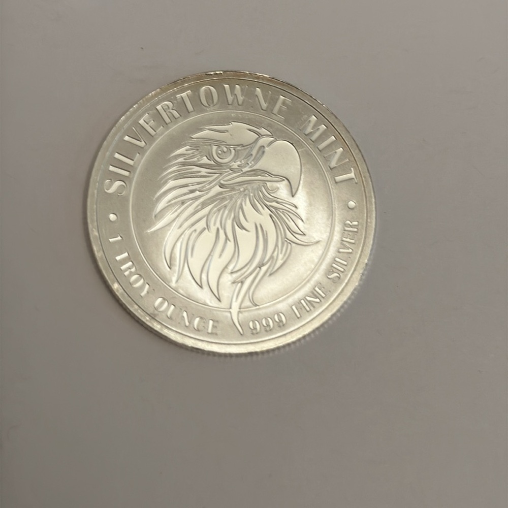 Silver coin 1 oz 999 fine Silver town mint a beautiful Eagle edition 🦅 - Picture 7 of 14